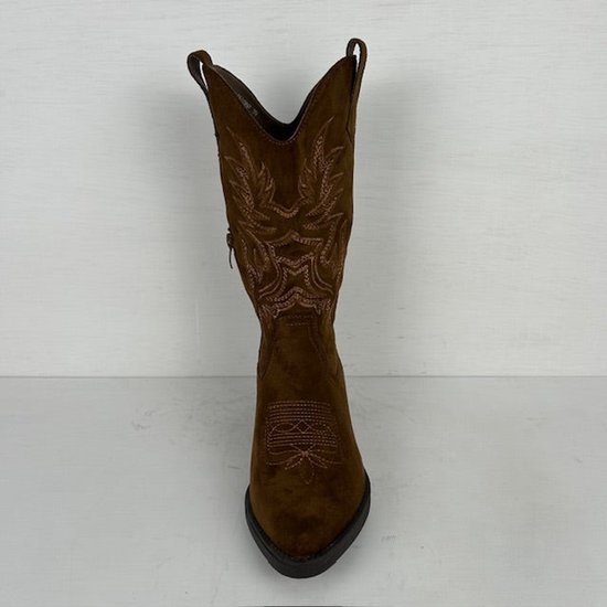Vooraanzicht van bruine suèdine cowboylaars met geborduurd detail op de wreef.