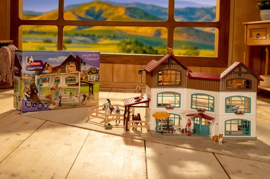 Schleich Lakeside Villa speelset met huis, paardenstal, figuren en dieren, in doos en opgesteld.
