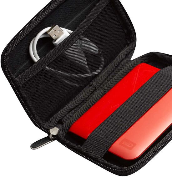 Open zwarte Case Logic tas met een rode WD harde schijf en witte USB-kabel in het gaasvak.
