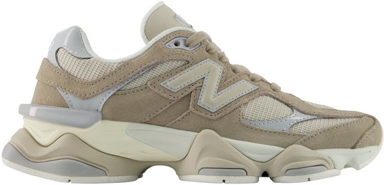 New Balance 9060 damessneakers in driftwood bruin met suède en mesh details.