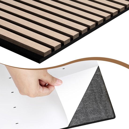 Eikenhouten lattenwandpanelen en een hand die de beschermfolie van een paneel trekt.