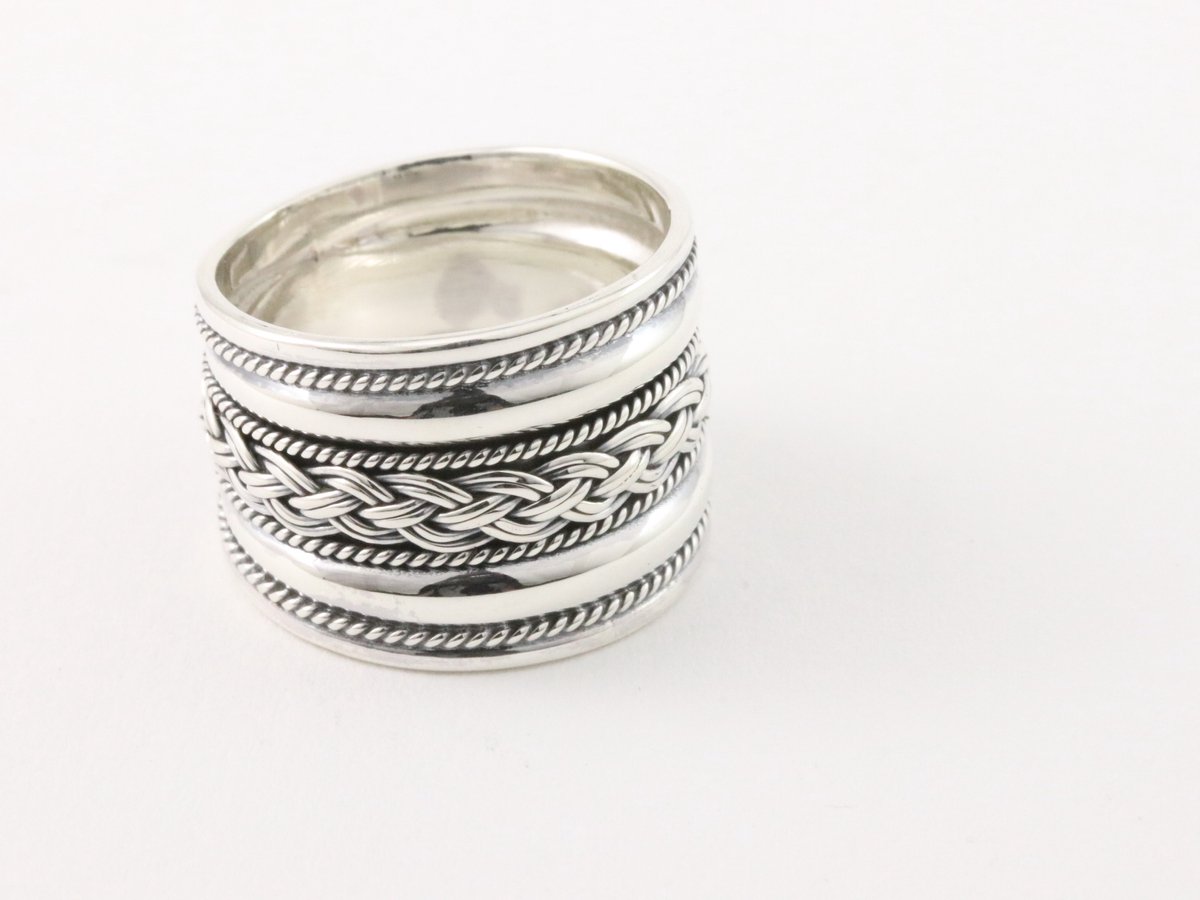 Brede zilveren ring met vlechtmotief en kabelpatronen - maat 22.5