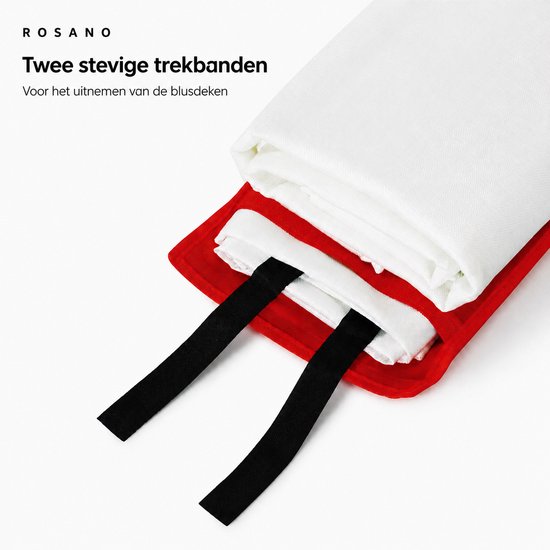 Gevouwen witte blusdeken met zwarte trekbanden uit een rode softbag.