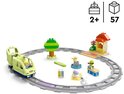 Train interactif LEGO DUPLO avec voie circulaire, arbre, gare, train, deux figurines et animal.