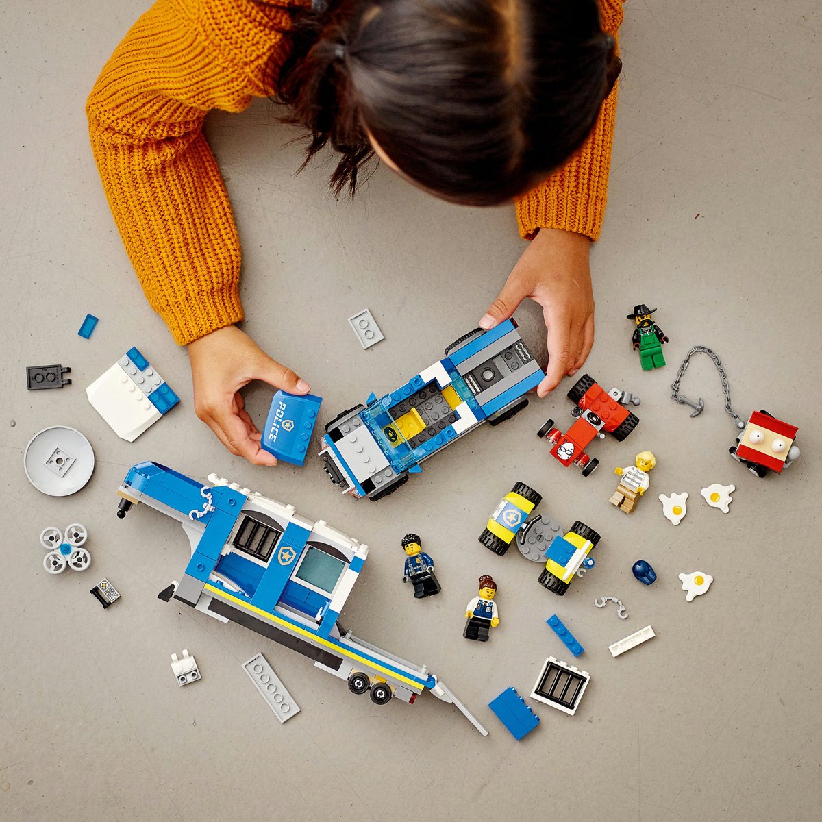 LEGO® City Mobiele commandowagen politie 60315 bouwset voor kinderen vanaf 6 jaar; met een pick-uptruck en aanhanger met gevangenis, een terreinwagen en een drone, een tractor met eier-aanhanger en 4 minifiguren (436 onderdelen) — afbeelding 4