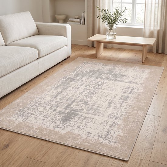 Beige grijs vloerkleed met vintage patroon in een woonkamer.