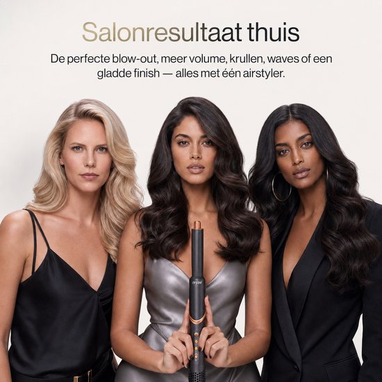 Drie vrouwen met verschillende kapsels: steil, golvend en krullend, met een centraal gehouden airstyler.