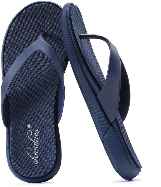 Paar donkerblauwe teenslippers, één plat op de grond, de ander rechtop staand.