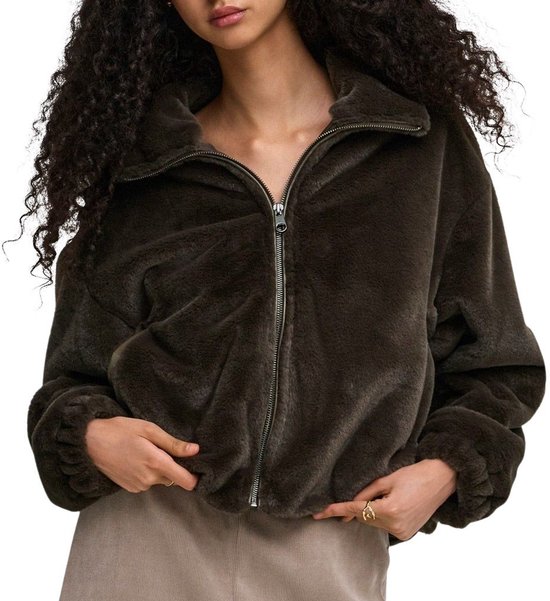 Model draagt donkerbruin, kort, faux fur jack met ritssluiting en opstaande kraag.