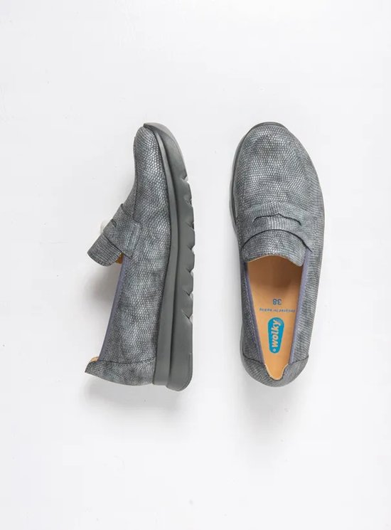 Grijze Wolky loafers met reptielmotief en dikke zool, maat 38 in de zool zichtbaar.