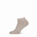 Een enkele beige Basset sneaker sok.