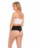 Witte bandeau top, gedragen door een vrouw met blond haar, van achteren gezien.