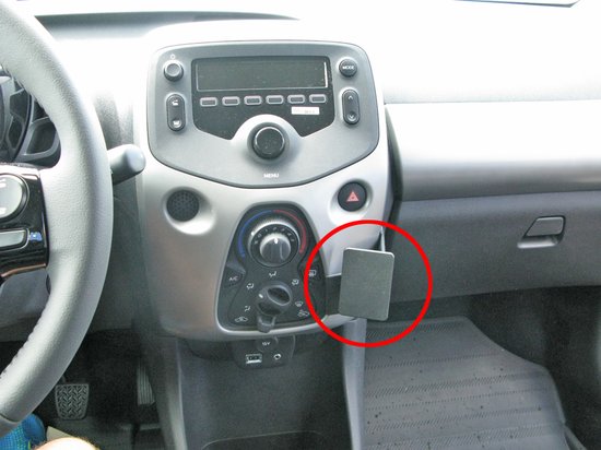 Brodit ProClip houder in een auto, gemonteerd op de middenconsole.