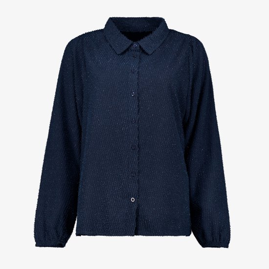 Donkerblauwe blouse met textuur, kraag, knoopsluiting en pofmouwen.