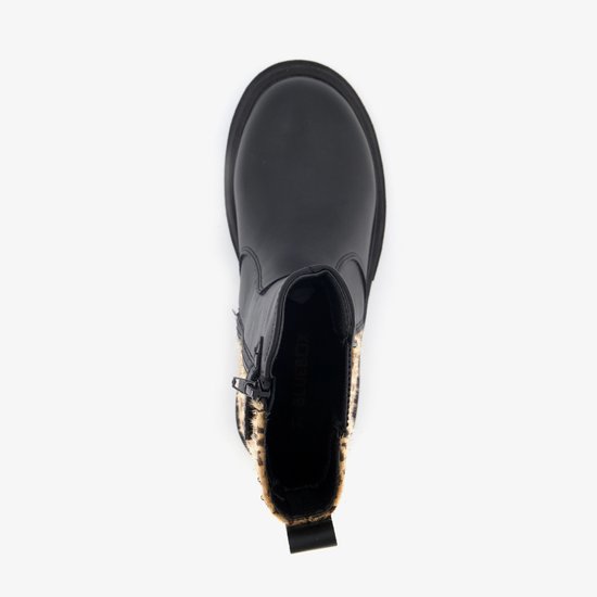 Bovenkant van zwarte Chelsea boot met luipaardprint en ritssluiting.