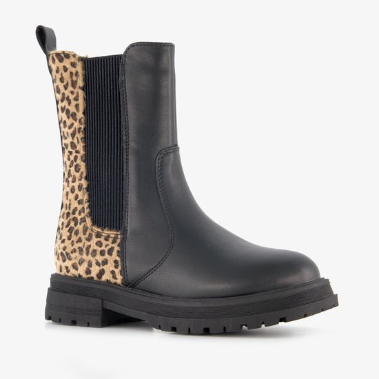 Zwarte Chelsea boot met luipaardprint aan de zijkanten en elastische inzet.