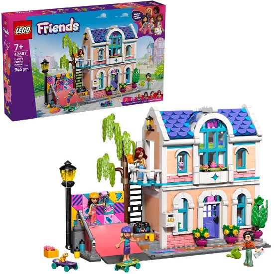 LEGO Friends Liann's familiehuis met een roze huis, blauw dak, skateboardhelling en diverse mini-poppetjes.
