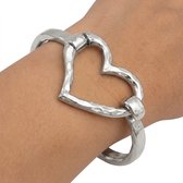 Zilverkleurige armband voor dames met groot open hartdesign en gehamerde afwerking – dames armband met scharnier