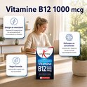 Lucovitaal Vitamine B12 1000 mcg kauwtabletten in verpakking met icoontjes voor energie, brein en vegan formule. Een vrouw werkt aan een laptop.