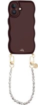 xoxo Wildhearts Glossy Wavy Cord Case Burgundy - Geschikt voor iPhone 16 - Pearlfection - Kort koord - Glimmend telefoonhoesje met golven - Hoesje met koord - Parelketting - kort telefoonkoord - Bordeaux rood hoesje - Korte variant koord