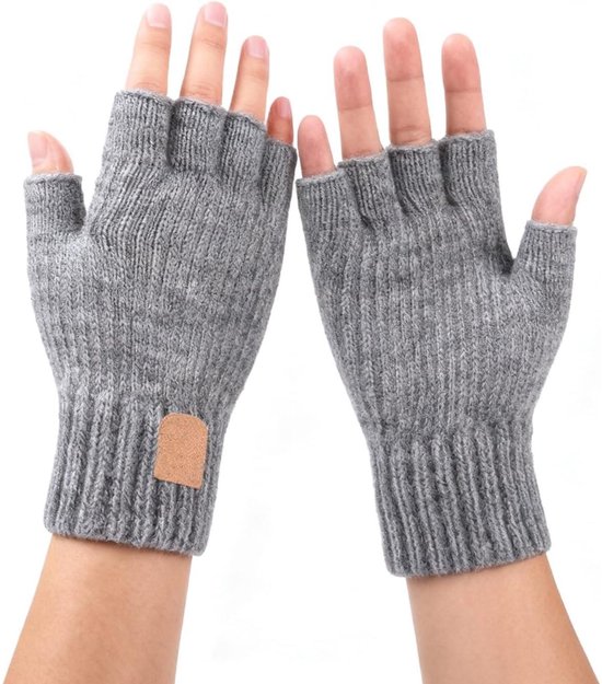 Grijze gebreide vingerloze handschoenen met een bruin leren patch op de pols.