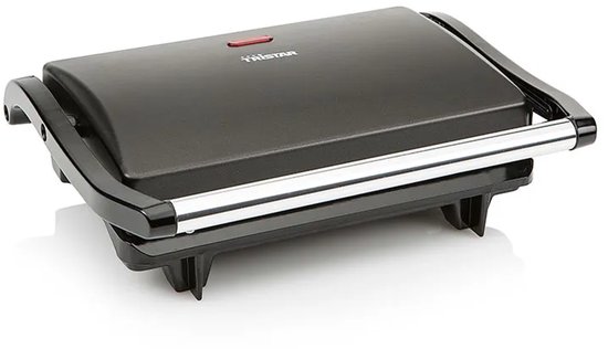 Gesloten zwarte Tristar contactgrill met metalen handgreep en Tristar logo.