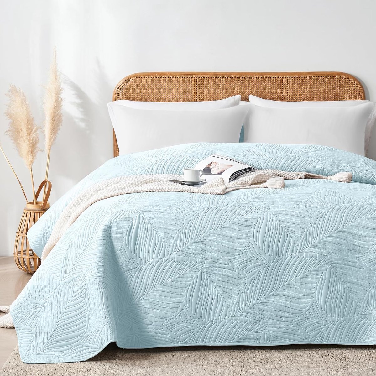Sprei 220x240 cm,Ultrasone Sprei Himmelblauw,Licht,Zacht en Makkelijk Schoon te Maken,Dubbelzijdig,Bedbedekking met Bladerenpatroon,Ideaal voor Alle Seizoenen,Voor Bed en Bank