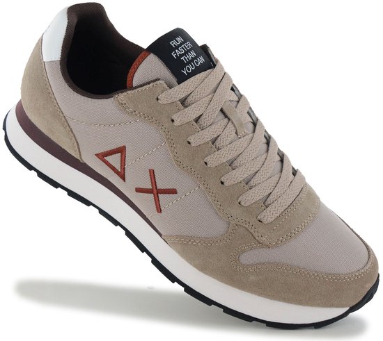 Beige sneaker van suède en textiel met donkerrood Delta-X symbool en 'RUN FASTER THAN YOU CAN' op de tong.