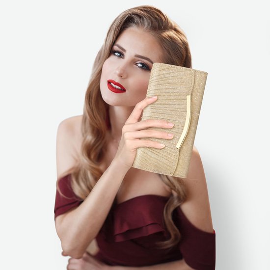 Model met blonde krullen en rode lippen, met een gouden glitter clutch in de hand.