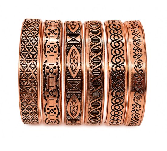 Six bracelets en cuivre aux gravures variées : motifs géométriques, ADN et cachemire.