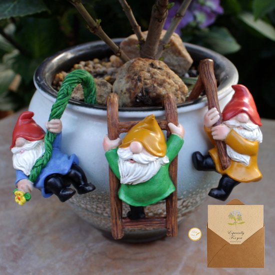Drie tuinkabouters aan een plantenpot met wenskaart en envelop.