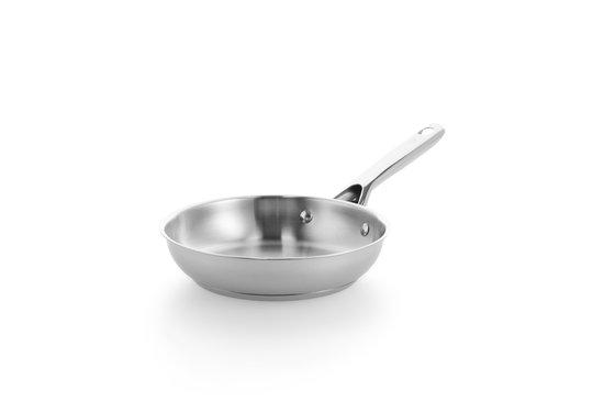 Zilverkleurige roestvrijstalen koekenpan met steel, doorsnede 20cm. Ovenbestendig tot 230°C.