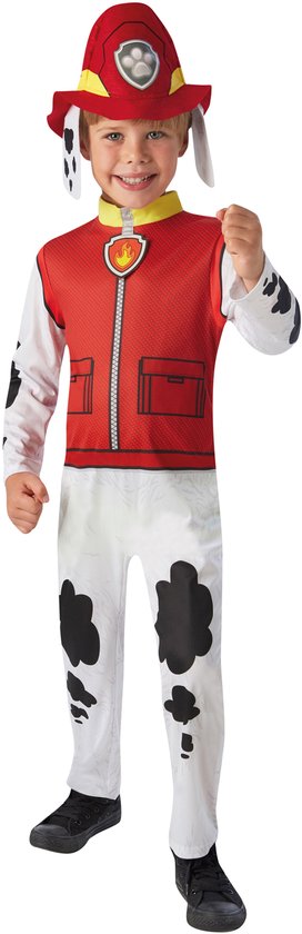 Kind draagt een Paw Patrol Marshall kostuum met rode brandweerhoed, wit-zwart gevlekte broek en een rood vest.