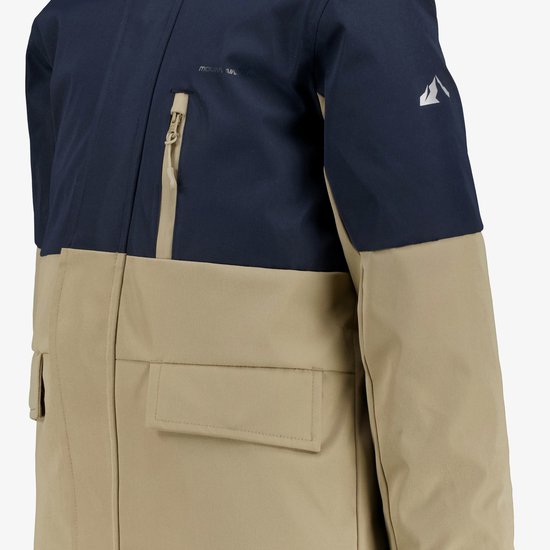 Zijaanzicht van een marineblauwe en beige jas met Mountain Peak-logo op de borst en mouw.