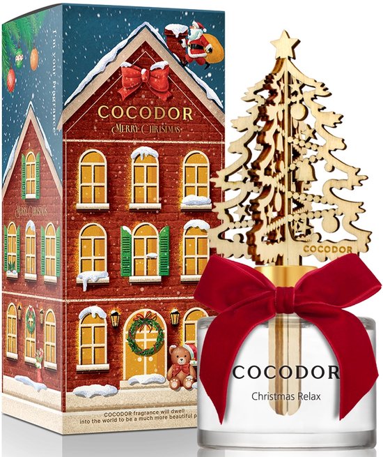 Cocodor kerst geurdiffuser met houten kerstboomdecoratie, rode strik en een doos met kersthuis-illustratie.