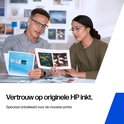 Man en vrouw bekijken samen kleurrijke fotoprints. Tekst: Vertrouw op originele HP inkt, speciaal voor de mooiste prints.