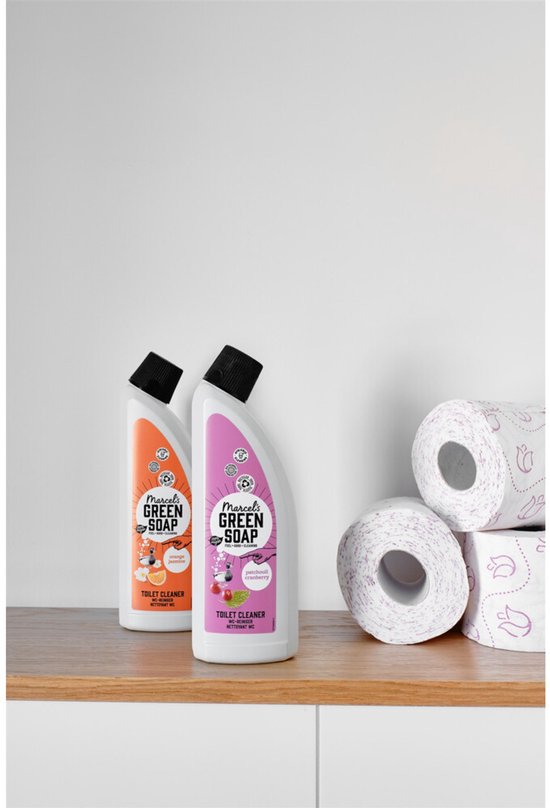 Marcel's Green Soap toiletreinigers met twee rollen wc-papier op een houten plank.
