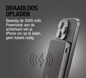 Een donkergrijze magnetische powerbank is op de achterkant van een iPhone bevestigd, met draadloze oplaad symbolen.