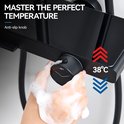 Close-up van een hand die de temperatuur van de douchekraan instelt met een draaiknop, met zeepbellen op de arm.