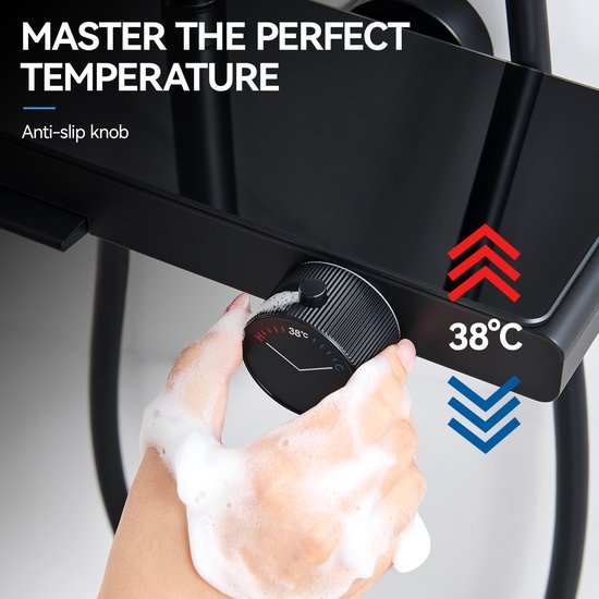 Close-up van een hand die de temperatuur van de douchekraan instelt met een draaiknop, met zeepbellen op de arm.