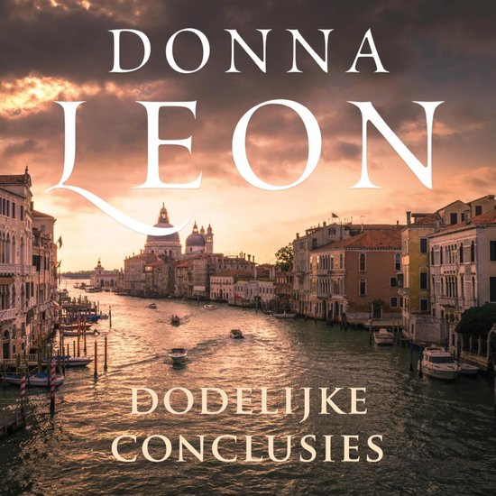 Couverture du livre "Dodelijke Conclusies" de Donna Leon, sur un coucher de soleil au-dessus d'un canal vénitien.