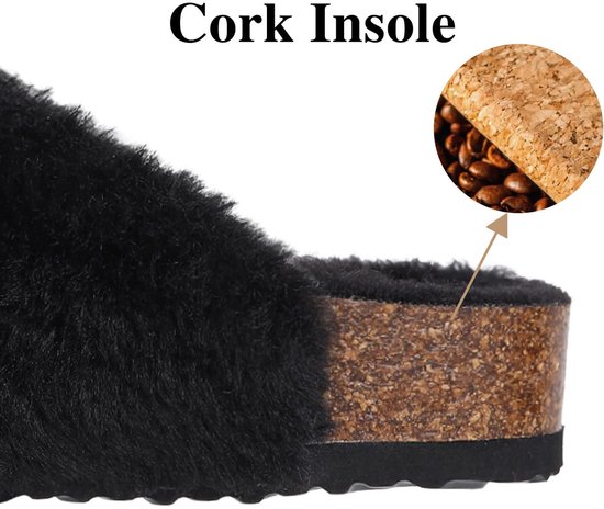 Detailopname van de kurken inlegzool in een zwarte, pluizige slipper.