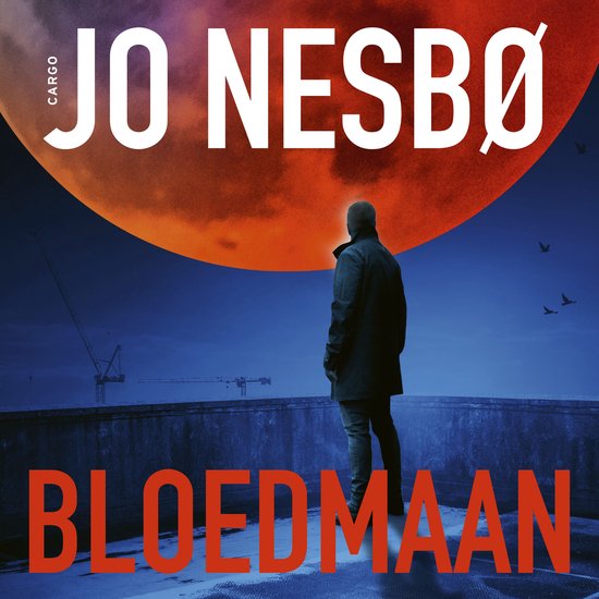 Boek "Bloedmaan" van Jo Nesbø, man met jas kijkt naar rode maan, kraan en vogels boven industriële skyline.