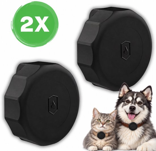 Twee zwarte, zeshoekige AirTag houders met een druppel-logo. Naast een kat en een hond, beiden met de houder aan hun halsband.