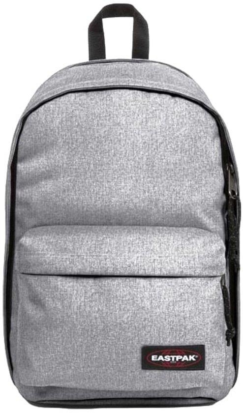 Eastpak rugzak in Sunday Grey met een voorsluiting en logo.