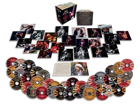 Box set met Bob Dylan 'The Rolling Thunder Revue' cd's, boek en vinylsingles. Met afbeeldingen van Dylan op het podium.