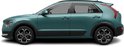 Zijprofiel van een teal-groene Kia Niro met zwart accent rond de ramen en achterspoiler.