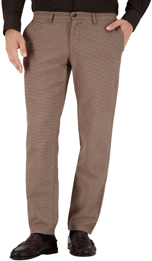 Voorkant van bruine Gardeur pantalon met ritssluiting, gedragen met een zwart hemd en donkere loafers.