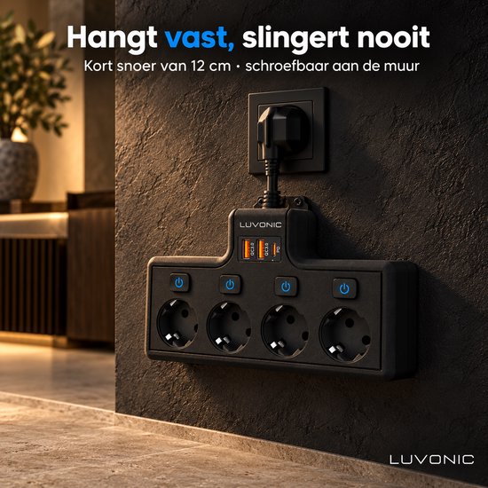 Zwarte Luvonic stekkerdoos stevig aan de muur gemonteerd, met 4 stopcontacten en 3 USB-poorten.