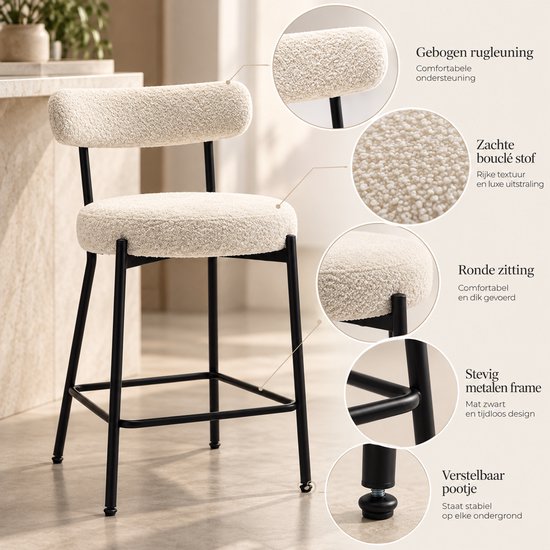 Barkruk met gebogen rugleuning en ronde zitting van zachte bouclé stof in crème. Stevig mat zwart metalen frame met verstelbare pootjes.